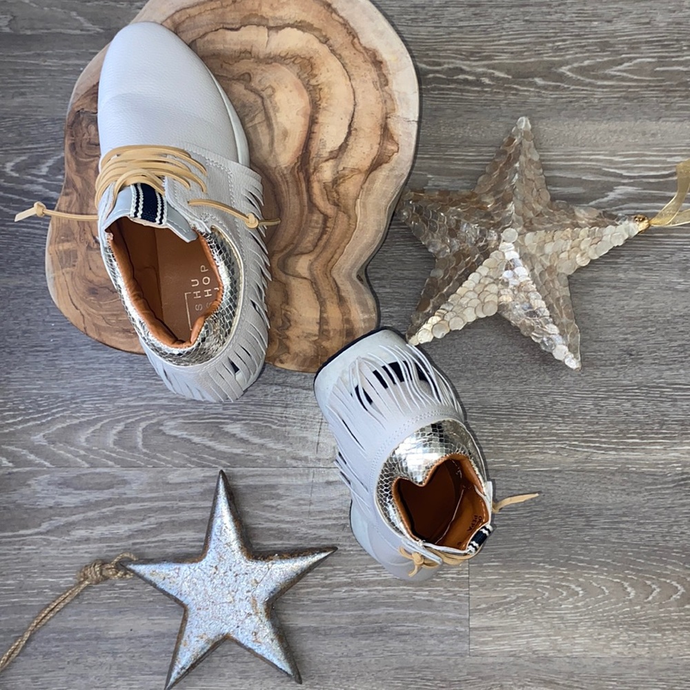 Dusty taupe/with a slight hue of dusty pink